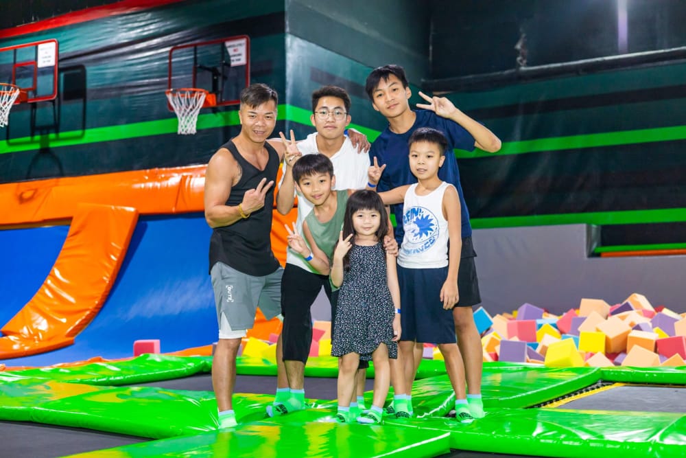 Froggy's Fun Park - Erleben Sie endlosen Spaß im Froggy's Fun Park, dem größten Indoor-Vergnügungspark in Phuket. Der Froggy's Fun Park bietet aufregende Attraktionen wie Super-Trampoline, einen Kinderspielplatz, Bungee-Jumping und eine waghalsige Seilbahn. Außerdem gibt es Wettkampf-Arcadespiele, Virtual-Reality-Erlebnisse und spannende Live-Shows. Egal, ob Sie Abenteuer oder Spaß suchen, im Froggy's Fun Park ist für jeden etwas dabei. Verpassen Sie nicht die Aufregung im Froggy's Fun Park in Phuket! Froggy's Fun Park - Bild 1 von 5