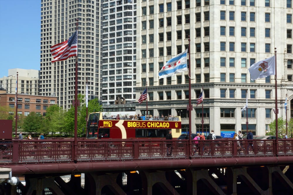 Chicago Big Bus Hop-On Hop-Off Touren (Dach offen) - Entdecken Sie Chicago mit der ikonischen Big Bus Hop-On Hop-Off Tour. Erkunden Sie die Top-Attraktionen der Stadt mit einer flexiblen, offenen Sightseeing-Erfahrung. Genießen Sie atemberaubende Ausblicke und steigen Sie in Ihrem eigenen Tempo an berühmten Sehenswürdigkeiten aus. Perfekt für Erstbesucher und jene, die die Stadt aus einer einzigartigen Perspektive sehen möchten. Chicago Big Bus Hop-On Hop-Off Touren (Dach offen) - Bild 1 von 5