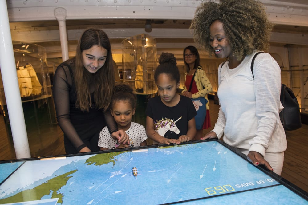 Cutty Sark Ticket in London - Suchen Sie nach einem einzigartigen Erlebnis in der Stadt? Ein Cutty Sark Ticket in London ermöglicht es Ihnen, eines der ikonischsten Schiffe der Schifffahrtgeschichte zu erkunden. In Greenwich gelegen, ist die Cutty Sark ein wunderschön restaurierter Tea Clipper, der einst um die Welt segelte. Mit Ihrem Cutty Sark Ticket in London können Sie über die Decks gehen, das Schiff von unten betrachten und mehr über seine Fahrten seit 1869 erfahren. Ideal für Familien, Geschichtsinteressierte und Touristen bietet ein Cutty Sark Ticket in London eine unvergessliche Reise in die Vergangenheit. Cutty Sark Ticket in London - Bild 1 von 5