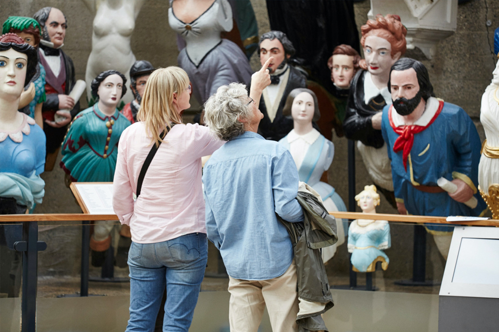 Cutty Sark Ticket in London - Suchen Sie nach einem einzigartigen Erlebnis in der Stadt? Ein Cutty Sark Ticket in London ermöglicht es Ihnen, eines der ikonischsten Schiffe der Schifffahrtgeschichte zu erkunden. In Greenwich gelegen, ist die Cutty Sark ein wunderschön restaurierter Tea Clipper, der einst um die Welt segelte. Mit Ihrem Cutty Sark Ticket in London können Sie über die Decks gehen, das Schiff von unten betrachten und mehr über seine Fahrten seit 1869 erfahren. Ideal für Familien, Geschichtsinteressierte und Touristen bietet ein Cutty Sark Ticket in London eine unvergessliche Reise in die Vergangenheit. Cutty Sark Ticket in London - Bild 3 von 5