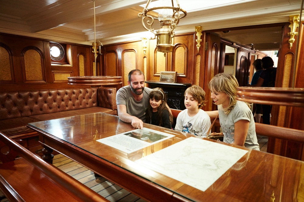 Cutty Sark Ticket in London - Suchen Sie nach einem einzigartigen Erlebnis in der Stadt? Ein Cutty Sark Ticket in London ermöglicht es Ihnen, eines der ikonischsten Schiffe der Schifffahrtgeschichte zu erkunden. In Greenwich gelegen, ist die Cutty Sark ein wunderschön restaurierter Tea Clipper, der einst um die Welt segelte. Mit Ihrem Cutty Sark Ticket in London können Sie über die Decks gehen, das Schiff von unten betrachten und mehr über seine Fahrten seit 1869 erfahren. Ideal für Familien, Geschichtsinteressierte und Touristen bietet ein Cutty Sark Ticket in London eine unvergessliche Reise in die Vergangenheit. Cutty Sark Ticket in London - Bild 4 von 5