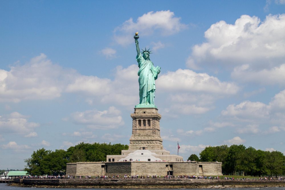 NYC: Freiheitsstatue Express, Express-Kreuzfahrt ohne Anstehen - Erleben Sie ein schnelles und aufregendes Abenteuer mit dem Liberty Super Express von Circle Line Sightseeing Cruises. Fahren Sie den Hudson River entlang und genießen Sie atemberaubende Nahaufnahmen der Freiheitsstatue und Ellis Island. Machen Sie beeindruckende Fotos und bewundern Sie die schöne Skyline von New York City vom Wasser aus. Diese 50-minütige Fahrt ist perfekt für Reisende, die in kurzer Zeit die wichtigsten Sehenswürdigkeiten sehen möchten. Hören Sie einem Live-Guide zu, der während der Kreuzfahrt unterhaltsame Fakten und Geschichten erzählt. Entspannen Sie sich auf einem komfortablen Boot und spüren Sie die frische Brise. Es ist eine spaßige und einfache Möglichkeit, die berühmten Wahrzeichen New Yorks zu erkunden. Ideal für Familien, Paare und Alleinreisende. NYC: Freiheitsstatue Express, Express-Kreuzfahrt ohne Anstehen - Bild 2 von 5