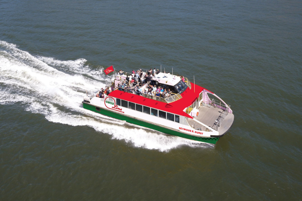 NYC: Freiheitsstatue Express, Express-Kreuzfahrt ohne Anstehen - Erleben Sie ein schnelles und aufregendes Abenteuer mit dem Liberty Super Express von Circle Line Sightseeing Cruises. Fahren Sie den Hudson River entlang und genießen Sie atemberaubende Nahaufnahmen der Freiheitsstatue und Ellis Island. Machen Sie beeindruckende Fotos und bewundern Sie die schöne Skyline von New York City vom Wasser aus. Diese 50-minütige Fahrt ist perfekt für Reisende, die in kurzer Zeit die wichtigsten Sehenswürdigkeiten sehen möchten. Hören Sie einem Live-Guide zu, der während der Kreuzfahrt unterhaltsame Fakten und Geschichten erzählt. Entspannen Sie sich auf einem komfortablen Boot und spüren Sie die frische Brise. Es ist eine spaßige und einfache Möglichkeit, die berühmten Wahrzeichen New Yorks zu erkunden. Ideal für Familien, Paare und Alleinreisende. NYC: Freiheitsstatue Express, Express-Kreuzfahrt ohne Anstehen - Bild 3 von 5