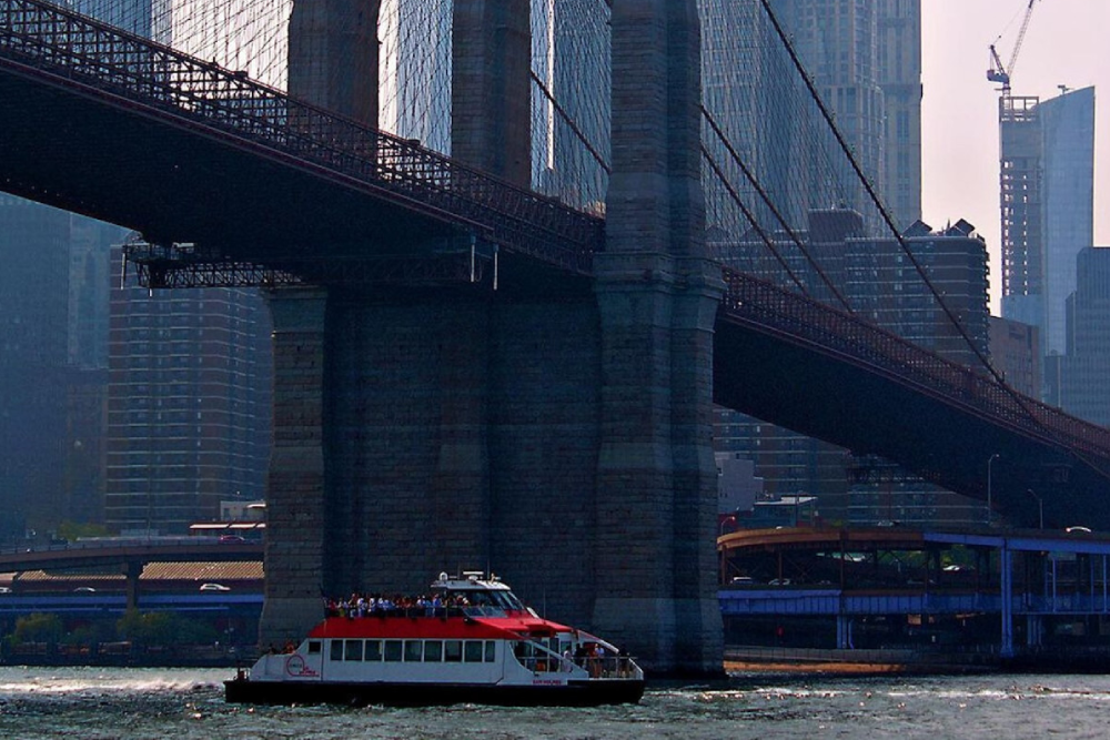NYC: Freiheitsstatue Express, Express-Kreuzfahrt ohne Anstehen - Erleben Sie ein schnelles und aufregendes Abenteuer mit dem Liberty Super Express von Circle Line Sightseeing Cruises. Fahren Sie den Hudson River entlang und genießen Sie atemberaubende Nahaufnahmen der Freiheitsstatue und Ellis Island. Machen Sie beeindruckende Fotos und bewundern Sie die schöne Skyline von New York City vom Wasser aus. Diese 50-minütige Fahrt ist perfekt für Reisende, die in kurzer Zeit die wichtigsten Sehenswürdigkeiten sehen möchten. Hören Sie einem Live-Guide zu, der während der Kreuzfahrt unterhaltsame Fakten und Geschichten erzählt. Entspannen Sie sich auf einem komfortablen Boot und spüren Sie die frische Brise. Es ist eine spaßige und einfache Möglichkeit, die berühmten Wahrzeichen New Yorks zu erkunden. Ideal für Familien, Paare und Alleinreisende. NYC: Freiheitsstatue Express, Express-Kreuzfahrt ohne Anstehen - Bild 4 von 5