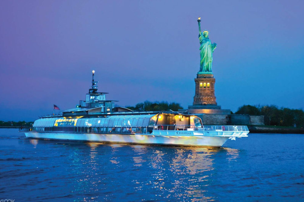 Bateaux New York Premier Plus Dinner Cruise - Vivi una notte magica a bordo del Bateaux New York Premier Plus Dinner Cruise. Salite su una bellissima barca con pareti di vetro e godetevi viste sorprendenti dello skyline di New York City. Rilassatevi con musica dal vivo mentre navigate lungo il fiume Hudson. Gustate una deliziosa cena di tre portate preparata dai migliori chef. Ammirate i famosi siti come la Statua della Libertà e il Brooklyn Bridge illuminati di notte. La barca offre un ambiente tranquillo e romantico, perfetto per momenti speciali. Che si tratti di una celebrazione o semplicemente di una bella serata, questa crociera la renderà indimenticabile. Vestitevi eleganti e preparatevi per una splendida serata sull'acqua Bateaux New York Premier Plus Dinner Cruise - Immagine 1 di 5