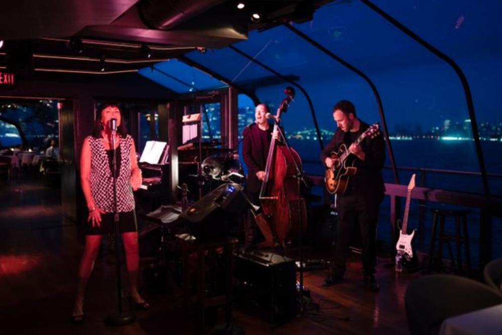 Bateaux New York Premier Plus Dinner Cruise - Vivi una notte magica a bordo del Bateaux New York Premier Plus Dinner Cruise. Salite su una bellissima barca con pareti di vetro e godetevi viste sorprendenti dello skyline di New York City. Rilassatevi con musica dal vivo mentre navigate lungo il fiume Hudson. Gustate una deliziosa cena di tre portate preparata dai migliori chef. Ammirate i famosi siti come la Statua della Libertà e il Brooklyn Bridge illuminati di notte. La barca offre un ambiente tranquillo e romantico, perfetto per momenti speciali. Che si tratti di una celebrazione o semplicemente di una bella serata, questa crociera la renderà indimenticabile. Vestitevi eleganti e preparatevi per una splendida serata sull'acqua Bateaux New York Premier Plus Dinner Cruise - Immagine 3 di 5