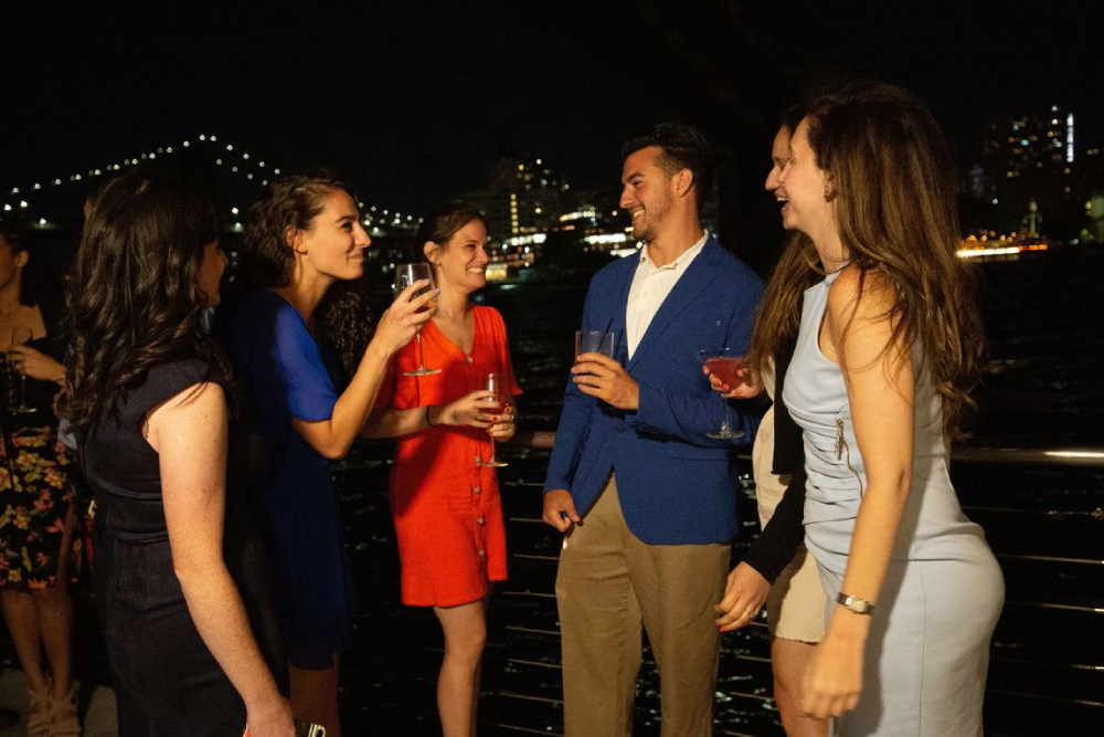 Bateaux New York Premier Plus Dinner Cruise - Vivi una notte magica a bordo del Bateaux New York Premier Plus Dinner Cruise. Salite su una bellissima barca con pareti di vetro e godetevi viste sorprendenti dello skyline di New York City. Rilassatevi con musica dal vivo mentre navigate lungo il fiume Hudson. Gustate una deliziosa cena di tre portate preparata dai migliori chef. Ammirate i famosi siti come la Statua della Libertà e il Brooklyn Bridge illuminati di notte. La barca offre un ambiente tranquillo e romantico, perfetto per momenti speciali. Che si tratti di una celebrazione o semplicemente di una bella serata, questa crociera la renderà indimenticabile. Vestitevi eleganti e preparatevi per una splendida serata sull'acqua Bateaux New York Premier Plus Dinner Cruise - Immagine 4 di 5