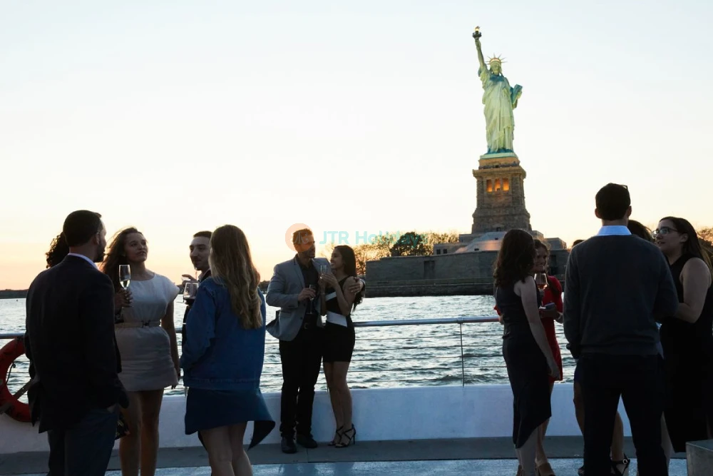 Bateaux New York Premier Plus Dinner Cruise - Luxury Dining on the Water - JTR Holidays