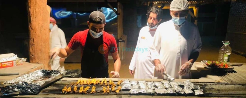 Dîner dans le désert - Le Dîner dans le désert se déroule dans un camp traditionnel, dîner buffet : prise en charge et retour à domicile ou à l'hôtel, balade à dos de chameau - dîner barbecue - danse du ventre, danse Tanoura. Beaucoup de clients souhaitent visiter le magnifique désert arabe mais ne veulent pas du trajet cahoteux dans le désert. Cela peut être pour des raisons de santé ou parce que certains invités ne souhaitent pas s'adonner au palpitant franchissement des dunes. Dîner dans le désert - Image 3 sur 5
