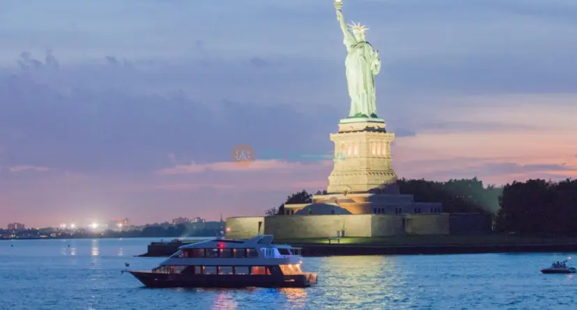 Tour Guiado de la Estatua de la Libertad y la Isla Ellis en Nueva York - Image 1 of 9