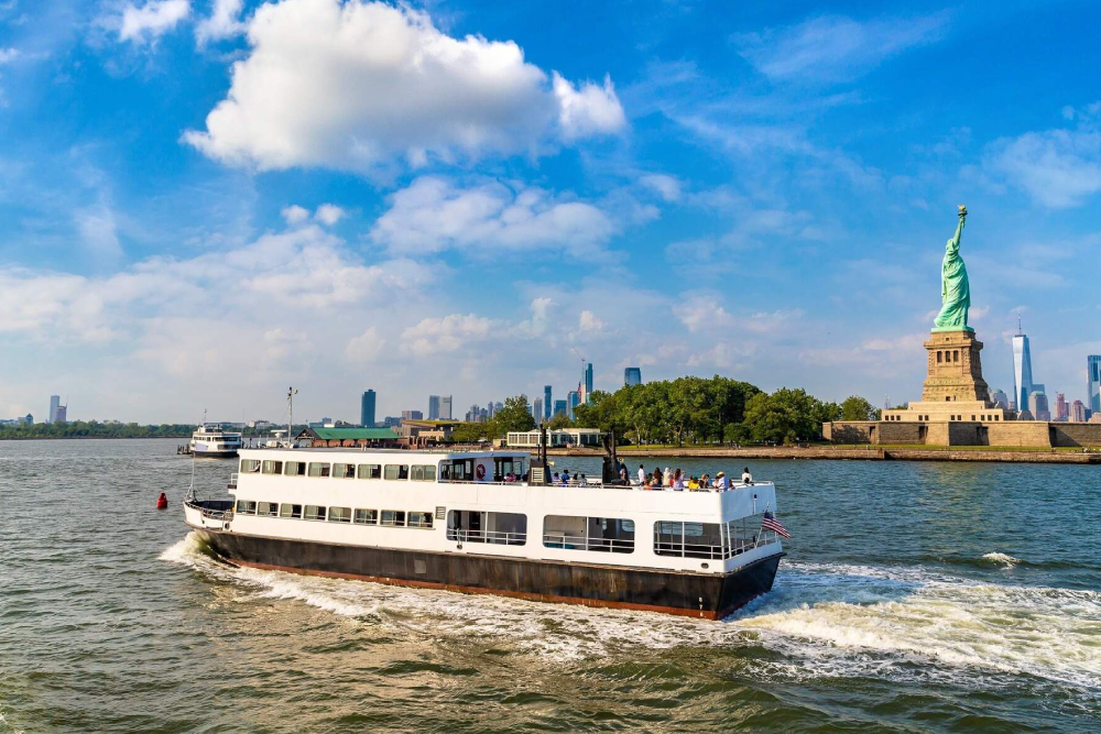 Tour Guiado de la Estatua de la Libertad y la Isla Ellis en Nueva York - Únase a un tour guiado para explorar dos de los monumentos más importantes de Nueva York: la Estatua de la Libertad y la Isla Ellis. Comience su viaje con un pintoresco paseo en ferry por el puerto. Visite la Isla de la Libertad para ver de cerca la mundialmente famosa Estatua de la Libertad y conocer su increíble historia. Continúe hacia la Isla Ellis, donde llegaron por primera vez millones de inmigrantes a América. Pasee por el histórico Museo de la Inmigración y escuche poderosas historias del pasado. Su guía experto compartirá datos interesantes e historia durante el recorrido. Disfrute de impresionantes vistas del horizonte de Nueva York desde las islas. Este tour es perfecto para cualquiera que quiera experimentar la historia y cultura americanas Tour Guiado de la Estatua de la Libertad y la Isla Ellis en Nueva York - Imagen 3 de 5