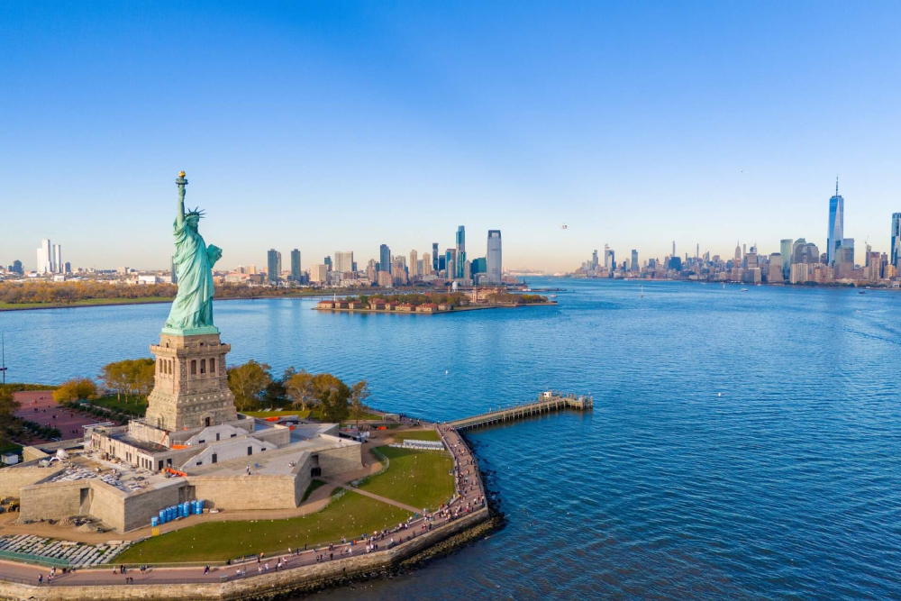 Tour Guiado de la Estatua de la Libertad y la Isla Ellis en Nueva York - Únase a un tour guiado para explorar dos de los monumentos más importantes de Nueva York: la Estatua de la Libertad y la Isla Ellis. Comience su viaje con un pintoresco paseo en ferry por el puerto. Visite la Isla de la Libertad para ver de cerca la mundialmente famosa Estatua de la Libertad y conocer su increíble historia. Continúe hacia la Isla Ellis, donde llegaron por primera vez millones de inmigrantes a América. Pasee por el histórico Museo de la Inmigración y escuche poderosas historias del pasado. Su guía experto compartirá datos interesantes e historia durante el recorrido. Disfrute de impresionantes vistas del horizonte de Nueva York desde las islas. Este tour es perfecto para cualquiera que quiera experimentar la historia y cultura americanas Tour Guiado de la Estatua de la Libertad y la Isla Ellis en Nueva York - Imagen 4 de 5