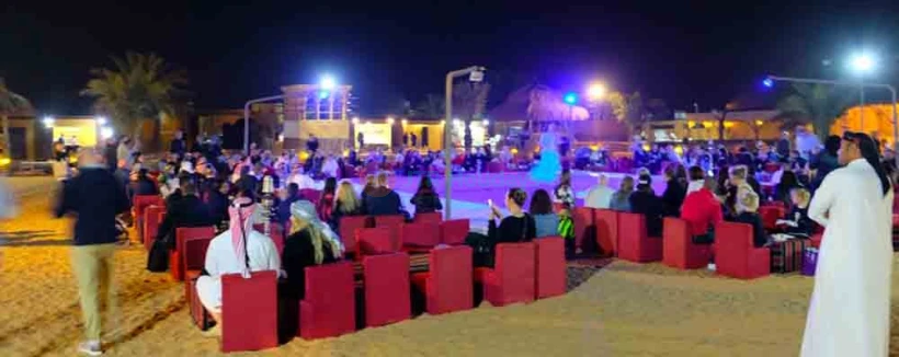 Dîner dans le désert - Le Dîner dans le désert se déroule dans un camp traditionnel, dîner buffet : prise en charge et retour à domicile ou à l'hôtel, balade à dos de chameau - dîner barbecue - danse du ventre, danse Tanoura. Beaucoup de clients souhaitent visiter le magnifique désert arabe mais ne veulent pas du trajet cahoteux dans le désert. Cela peut être pour des raisons de santé ou parce que certains invités ne souhaitent pas s'adonner au palpitant franchissement des dunes. Dîner dans le désert - Image 4 sur 5