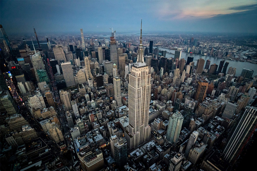 Tour Escénico en Helicóptero por la Ciudad de Nueva York desde Westchester - Disfruta de impresionantes vistas aéreas con el Tour Escénico en Helicóptero por la Ciudad de Nueva York desde Westchester. Vuela sobre monumentos icónicos como la Estatua de la Libertad, Central Park y el Empire State Building. Este tour en helicóptero por NYC ofrece una forma única de ver la ciudad, con opciones de vuelo de 30 o 45 minutos para vistas inolvidables del skyline. Perfecto para visitantes que desean explorar la Ciudad de Nueva York desde una nueva perspectiva. Tour Escénico en Helicóptero por la Ciudad de Nueva York desde Westchester - Imagen 1 de 5