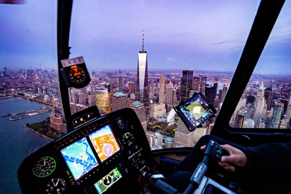 Tour Escénico en Helicóptero por la Ciudad de Nueva York desde Westchester - Disfruta de impresionantes vistas aéreas con el Tour Escénico en Helicóptero por la Ciudad de Nueva York desde Westchester. Vuela sobre monumentos icónicos como la Estatua de la Libertad, Central Park y el Empire State Building. Este tour en helicóptero por NYC ofrece una forma única de ver la ciudad, con opciones de vuelo de 30 o 45 minutos para vistas inolvidables del skyline. Perfecto para visitantes que desean explorar la Ciudad de Nueva York desde una nueva perspectiva. Tour Escénico en Helicóptero por la Ciudad de Nueva York desde Westchester - Imagen 2 de 5