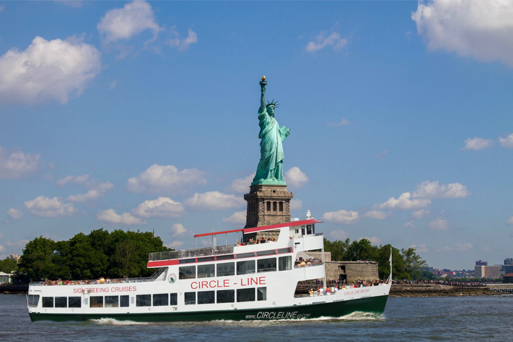 Best Of New York City 2.5 Hour Sightseeing Cruise By Circle Line - Enjoy a 2.5-hour boat ride around New York City and see its most famous sights from the water. This sightseeing cruise takes you past landmarks like the Statue of Liberty, Empire State Building, Brooklyn Bridge, and more. A guide on board will share fun and interesting facts about each place. Relax in the comfortable seating as you cruise along the Hudson and East Rivers. You’ll get amazing photo opportunities of the Manhattan skyline. The boat has both indoor and outdoor spaces for your comfort. It’s a great way to see the city without walking. Perfect for families, couples, and visitors of all ages. Best Of New York City 2.5 Hour Sightseeing Cruise By Circle Line - Image 1 of 5