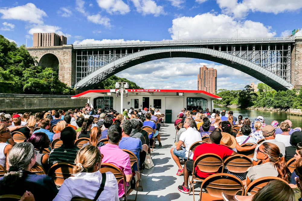 Das Beste von New York City 2,5-stündige Sightseeing-Kreuzfahrt mit Circle Line - Genießen Sie eine 2,5-stündige Bootsfahrt rund um New York City und sehen Sie die berühmtesten Sehenswürdigkeiten vom Wasser aus. Diese Sightseeing-Kreuzfahrt führt Sie an Wahrzeichen wie der Freiheitsstatue, dem Empire State Building, der Brooklyn Bridge und mehr vorbei. Ein Guide an Bord teilt unterhaltsame und interessante Fakten zu jedem Ort. Entspannen Sie in den bequemen Sitzgelegenheiten, während Sie entlang des Hudson und East Rivers kreuzen. Sie erhalten erstaunliche Fotomöglichkeiten von der Skyline Manhattans. Das Boot verfügt über Innen- und Außenbereiche für Ihren Komfort. Es ist eine großartige Möglichkeit, die Stadt ohne zu laufen zu sehen. Perfekt für Familien, Paare und Besucher jeden Alters. Das Beste von New York City 2,5-stündige Sightseeing-Kreuzfahrt mit Circle Line - Bild 2 von 5