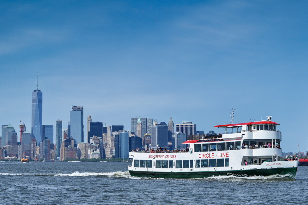 Das Beste von New York City 2,5-stündige Sightseeing-Kreuzfahrt mit Circle Line - Genießen Sie eine 2,5-stündige Bootsfahrt rund um New York City und sehen Sie die berühmtesten Sehenswürdigkeiten vom Wasser aus. Diese Sightseeing-Kreuzfahrt führt Sie an Wahrzeichen wie der Freiheitsstatue, dem Empire State Building, der Brooklyn Bridge und mehr vorbei. Ein Guide an Bord teilt unterhaltsame und interessante Fakten zu jedem Ort. Entspannen Sie in den bequemen Sitzgelegenheiten, während Sie entlang des Hudson und East Rivers kreuzen. Sie erhalten erstaunliche Fotomöglichkeiten von der Skyline Manhattans. Das Boot verfügt über Innen- und Außenbereiche für Ihren Komfort. Es ist eine großartige Möglichkeit, die Stadt ohne zu laufen zu sehen. Perfekt für Familien, Paare und Besucher jeden Alters. Das Beste von New York City 2,5-stündige Sightseeing-Kreuzfahrt mit Circle Line - Bild 3 von 5
