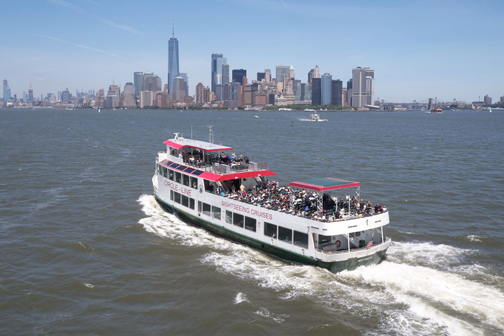 Das Beste von New York City 2,5-stündige Sightseeing-Kreuzfahrt mit Circle Line - Genießen Sie eine 2,5-stündige Bootsfahrt rund um New York City und sehen Sie die berühmtesten Sehenswürdigkeiten vom Wasser aus. Diese Sightseeing-Kreuzfahrt führt Sie an Wahrzeichen wie der Freiheitsstatue, dem Empire State Building, der Brooklyn Bridge und mehr vorbei. Ein Guide an Bord teilt unterhaltsame und interessante Fakten zu jedem Ort. Entspannen Sie in den bequemen Sitzgelegenheiten, während Sie entlang des Hudson und East Rivers kreuzen. Sie erhalten erstaunliche Fotomöglichkeiten von der Skyline Manhattans. Das Boot verfügt über Innen- und Außenbereiche für Ihren Komfort. Es ist eine großartige Möglichkeit, die Stadt ohne zu laufen zu sehen. Perfekt für Familien, Paare und Besucher jeden Alters. Das Beste von New York City 2,5-stündige Sightseeing-Kreuzfahrt mit Circle Line - Bild 4 von 5