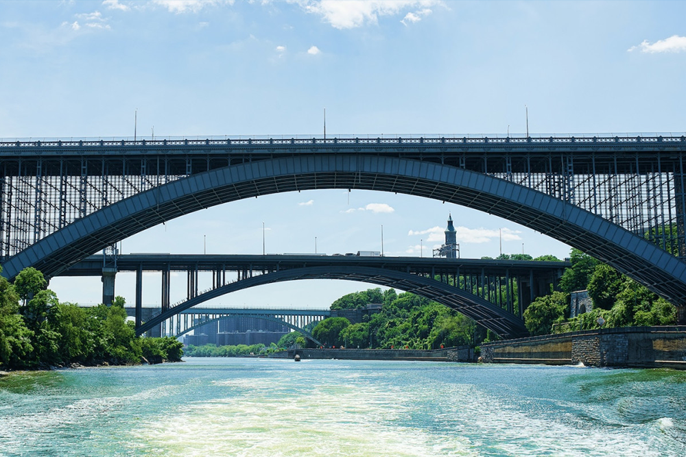 Das Beste von New York City 2,5-stündige Sightseeing-Kreuzfahrt mit Circle Line - Genießen Sie eine 2,5-stündige Bootsfahrt rund um New York City und sehen Sie die berühmtesten Sehenswürdigkeiten vom Wasser aus. Diese Sightseeing-Kreuzfahrt führt Sie an Wahrzeichen wie der Freiheitsstatue, dem Empire State Building, der Brooklyn Bridge und mehr vorbei. Ein Guide an Bord teilt unterhaltsame und interessante Fakten zu jedem Ort. Entspannen Sie in den bequemen Sitzgelegenheiten, während Sie entlang des Hudson und East Rivers kreuzen. Sie erhalten erstaunliche Fotomöglichkeiten von der Skyline Manhattans. Das Boot verfügt über Innen- und Außenbereiche für Ihren Komfort. Es ist eine großartige Möglichkeit, die Stadt ohne zu laufen zu sehen. Perfekt für Familien, Paare und Besucher jeden Alters. Das Beste von New York City 2,5-stündige Sightseeing-Kreuzfahrt mit Circle Line - Bild 5 von 5