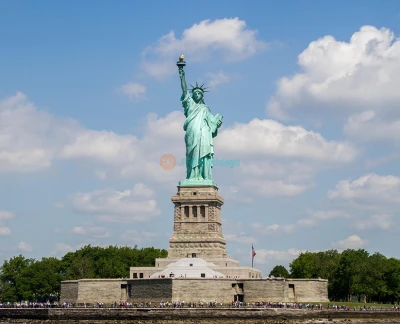 Croisière Liberty Midtown à New York - Profitez d'une croisière relaxante d'1 heure avec des vues impressionnantes sur les sites célèbres de New York. Naviguez devant la Statue de la Liberté et admirez l'Empire State Building, le One World Trade Center et la ligne d'horizon de Midtown. Prenez de magnifiques photos depuis le bateau en longeant le fleuve Hudson. Un guide en direct à bord partagera des anecdotes et des informations intéressantes sur la ville. Cette visite rapide et amusante est idéale pour les visiteurs qui souhaitent voir beaucoup en peu de temps. Asseyez-vous à l'intérieur ou à l'extérieur et profitez de la brise. La croisière est adaptée aux familles et facile d'accès depuis le quai 83. C'est une façon parfaite d'apprécier la beauté de New York depuis l'eau Croisière Liberty Midtown à New York - Image 2 sur 5