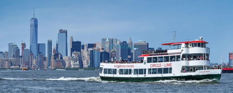 Croisière Liberty Midtown à New York - Profitez d'une croisière relaxante d'1 heure avec des vues impressionnantes sur les sites célèbres de New York. Naviguez devant la Statue de la Liberté et admirez l'Empire State Building, le One World Trade Center et la ligne d'horizon de Midtown. Prenez de magnifiques photos depuis le bateau en longeant le fleuve Hudson. Un guide en direct à bord partagera des anecdotes et des informations intéressantes sur la ville. Cette visite rapide et amusante est idéale pour les visiteurs qui souhaitent voir beaucoup en peu de temps. Asseyez-vous à l'intérieur ou à l'extérieur et profitez de la brise. La croisière est adaptée aux familles et facile d'accès depuis le quai 83. C'est une façon parfaite d'apprécier la beauté de New York depuis l'eau Croisière Liberty Midtown à New York - Image 4 sur 5