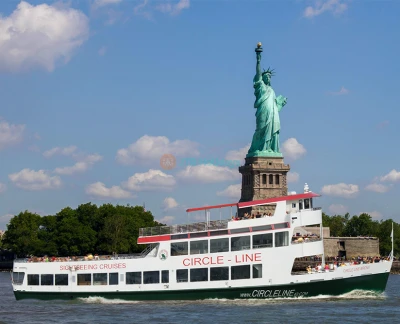 Croisière Liberty Midtown à New York - Profitez d'une croisière relaxante d'1 heure avec des vues impressionnantes sur les sites célèbres de New York. Naviguez devant la Statue de la Liberté et admirez l'Empire State Building, le One World Trade Center et la ligne d'horizon de Midtown. Prenez de magnifiques photos depuis le bateau en longeant le fleuve Hudson. Un guide en direct à bord partagera des anecdotes et des informations intéressantes sur la ville. Cette visite rapide et amusante est idéale pour les visiteurs qui souhaitent voir beaucoup en peu de temps. Asseyez-vous à l'intérieur ou à l'extérieur et profitez de la brise. La croisière est adaptée aux familles et facile d'accès depuis le quai 83. C'est une façon parfaite d'apprécier la beauté de New York depuis l'eau Croisière Liberty Midtown à New York - Image 5 sur 5