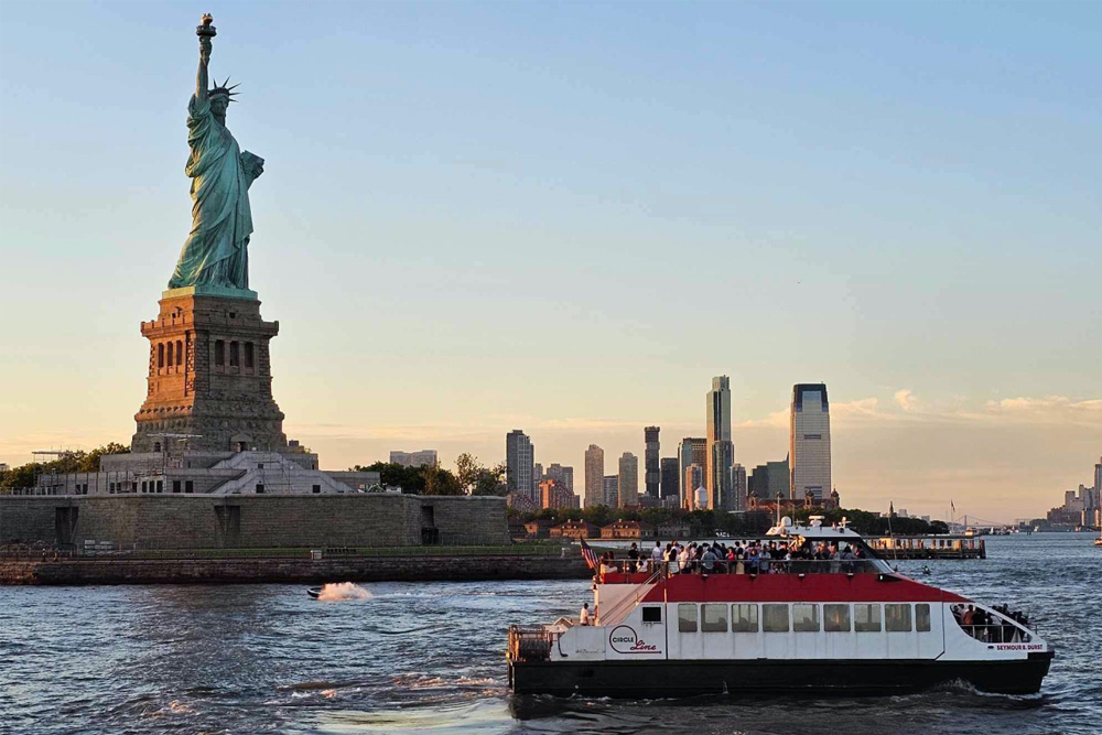 Experiencia de Crucero al Atardecer con Estatua en Nueva York - Disfruta del Crucero al Atardecer con la Estatua en Nueva York para vistas inolvidables de la Estatua de la Libertad, el skyline de Manhattan y el Puente de Brooklyn durante la hora dorada. Este crucero escénico de 1.5 horas al atardecer en la ciudad de Nueva York ofrece la manera perfecta de relajarse mientras disfrutas de monumentos icónicos desde el agua. Ideal para fotografía y turismo, el Crucero al Atardecer con la Estatua en NYC es una experiencia obligada para visitantes que desean ver la ciudad de una manera única y tranquila. Experiencia de Crucero al Atardecer con Estatua en Nueva York - Imagen 1 de 5