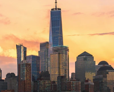 Statue bei Sonnenuntergang Kreuzfahrterlebnis in New York - Erleben Sie die Statue bei Sonnenuntergang Kreuzfahrt in New York für unvergessliche Ausblicke auf die Freiheitsstatue, die Skyline von Manhattan und die Brooklyn Bridge während der goldenen Stunde. Diese malerische 1,5-stündige New York City Sonnenuntergangskreuzfahrt bietet die perfekte Möglichkeit, sich zu entspannen und dabei ikonische Sehenswürdigkeiten vom Wasser aus zu genießen. Ideal für Fotografie und Sightseeing, ist die Statue bei Sonnenuntergang Kreuzfahrt in NYC ein Muss für Besucher, die die Stadt auf einzigartige und friedliche Weise erleben möchten. Statue bei Sonnenuntergang Kreuzfahrterlebnis in New York - Bild 2 von 5