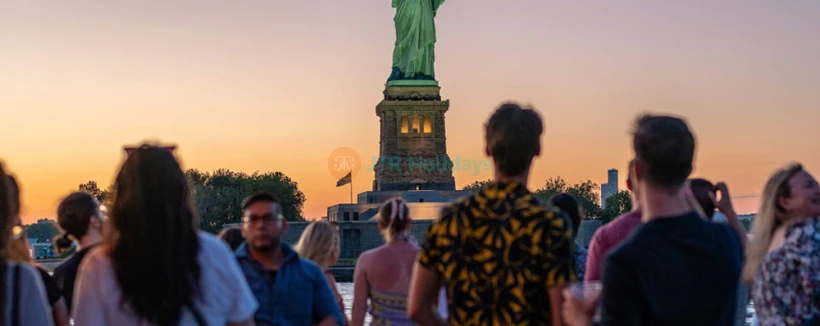 Statue bei Sonnenuntergang Kreuzfahrterlebnis in New York - Erleben Sie die Statue bei Sonnenuntergang Kreuzfahrt in New York für unvergessliche Ausblicke auf die Freiheitsstatue, die Skyline von Manhattan und die Brooklyn Bridge während der goldenen Stunde. Diese malerische 1,5-stündige New York City Sonnenuntergangskreuzfahrt bietet die perfekte Möglichkeit, sich zu entspannen und dabei ikonische Sehenswürdigkeiten vom Wasser aus zu genießen. Ideal für Fotografie und Sightseeing, ist die Statue bei Sonnenuntergang Kreuzfahrt in NYC ein Muss für Besucher, die die Stadt auf einzigartige und friedliche Weise erleben möchten. Statue bei Sonnenuntergang Kreuzfahrterlebnis in New York - Bild 4 von 5