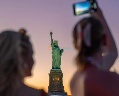 Statue bei Sonnenuntergang Kreuzfahrterlebnis in New York - Erleben Sie die Statue bei Sonnenuntergang Kreuzfahrt in New York für unvergessliche Ausblicke auf die Freiheitsstatue, die Skyline von Manhattan und die Brooklyn Bridge während der goldenen Stunde. Diese malerische 1,5-stündige New York City Sonnenuntergangskreuzfahrt bietet die perfekte Möglichkeit, sich zu entspannen und dabei ikonische Sehenswürdigkeiten vom Wasser aus zu genießen. Ideal für Fotografie und Sightseeing, ist die Statue bei Sonnenuntergang Kreuzfahrt in NYC ein Muss für Besucher, die die Stadt auf einzigartige und friedliche Weise erleben möchten. Statue bei Sonnenuntergang Kreuzfahrterlebnis in New York - Bild 5 von 5