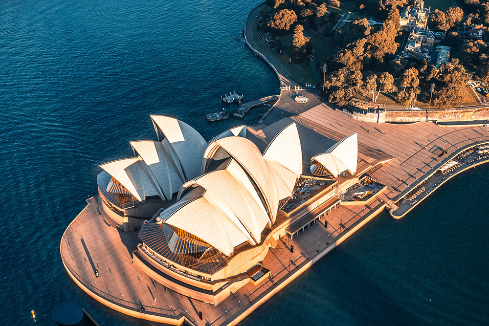 Sydney - Tour en hélicoptère en Australie au-dessus du port de Sydney - Faites un agréable tour en hélicoptère au-dessus du magnifique port de Sydney en Australie. Découvrez le célèbre Opéra de Sydney et le pont du port de Sydney depuis le ciel. Survolez l'eau bleue scintillante et profitez de vues incroyables sur la ville. Le vol est doux, sûr et parfait pour les personnes de tous âges. Votre pilote partagera des anecdotes pendant la visite. Prenez de superbes photos depuis les airs. C'est un excellent moyen de voir Sydney en peu de temps. Parfait pour les couples, les familles et les visiteurs novices. Une expérience véritablement excitante et inoubliable Sydney - Tour en hélicoptère en Australie au-dessus du port de Sydney - Image 5 sur 5