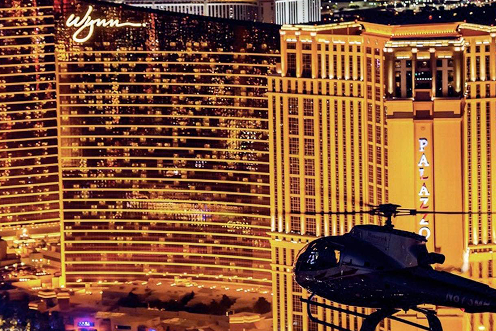 Las Vegas Views Hubschraubernachtflug-Erlebnis - Der Las Vegas Hubschraubernachtflug bietet ein unvergessliches Erlebnis und ermöglicht Ihnen einen Vogelblick auf den berühmten Las Vegas Strip. Während Sie hoch über der Stadt schweben, sehen Sie die funkelnden Lichter ikonischer Wahrzeichen wie die Bellagio-Brunnen, den Eiffelturm im Paris Las Vegas und die Luxor Pyramide. Der Nachthimmel und die beleuchteten Gebäude schaffen eine magische Atmosphäre und machen diesen Hubschrauberrundflug zu einer perfekten Möglichkeit, Las Vegas in all seiner Pracht zu erleben. Ob Sie einen besonderen Anlass feiern oder einfach nach einem einzigartigen Abenteuer suchen, dieses Erlebnis bietet atemberaubende Ausblicke und Erinnerungen für ein Leben lang. Mit erfahrenen Piloten, die Ihren Flug steuern, können Sie sich entspannen und das beeindruckende Panorama einer der spannendsten Städte der Welt genießen. Verpassen Sie nicht die Gelegenheit, Las Vegas von oben zu sehen und seine lebendige Energie und Lichter aus der Luft zu erleben. Las Vegas Views Hubschraubernachtflug-Erlebnis - Bild 3 von 5