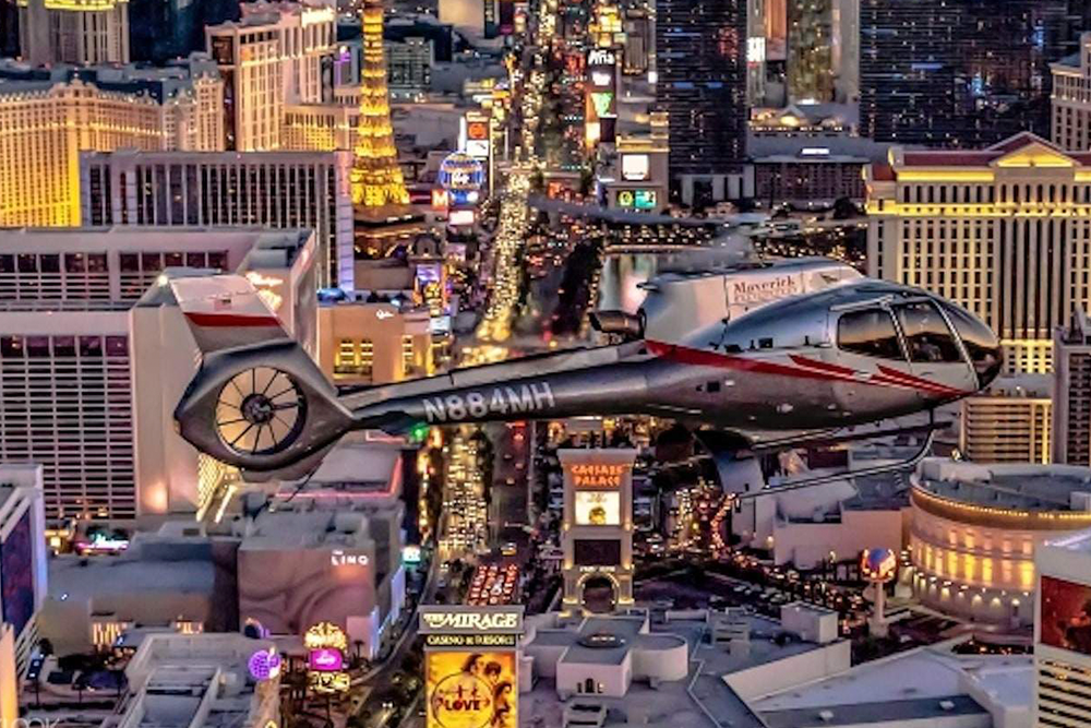 Las Vegas Views Hubschraubernachtflug-Erlebnis - Der Las Vegas Hubschraubernachtflug bietet ein unvergessliches Erlebnis und ermöglicht Ihnen einen Vogelblick auf den berühmten Las Vegas Strip. Während Sie hoch über der Stadt schweben, sehen Sie die funkelnden Lichter ikonischer Wahrzeichen wie die Bellagio-Brunnen, den Eiffelturm im Paris Las Vegas und die Luxor Pyramide. Der Nachthimmel und die beleuchteten Gebäude schaffen eine magische Atmosphäre und machen diesen Hubschrauberrundflug zu einer perfekten Möglichkeit, Las Vegas in all seiner Pracht zu erleben. Ob Sie einen besonderen Anlass feiern oder einfach nach einem einzigartigen Abenteuer suchen, dieses Erlebnis bietet atemberaubende Ausblicke und Erinnerungen für ein Leben lang. Mit erfahrenen Piloten, die Ihren Flug steuern, können Sie sich entspannen und das beeindruckende Panorama einer der spannendsten Städte der Welt genießen. Verpassen Sie nicht die Gelegenheit, Las Vegas von oben zu sehen und seine lebendige Energie und Lichter aus der Luft zu erleben. Las Vegas Views Hubschraubernachtflug-Erlebnis - Bild 4 von 5