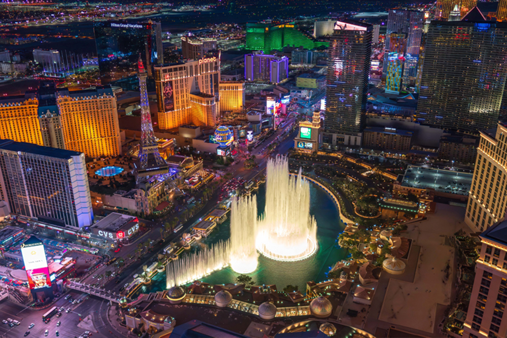 Las Vegas Views Hubschraubernachtflug-Erlebnis - Der Las Vegas Hubschraubernachtflug bietet ein unvergessliches Erlebnis und ermöglicht Ihnen einen Vogelblick auf den berühmten Las Vegas Strip. Während Sie hoch über der Stadt schweben, sehen Sie die funkelnden Lichter ikonischer Wahrzeichen wie die Bellagio-Brunnen, den Eiffelturm im Paris Las Vegas und die Luxor Pyramide. Der Nachthimmel und die beleuchteten Gebäude schaffen eine magische Atmosphäre und machen diesen Hubschrauberrundflug zu einer perfekten Möglichkeit, Las Vegas in all seiner Pracht zu erleben. Ob Sie einen besonderen Anlass feiern oder einfach nach einem einzigartigen Abenteuer suchen, dieses Erlebnis bietet atemberaubende Ausblicke und Erinnerungen für ein Leben lang. Mit erfahrenen Piloten, die Ihren Flug steuern, können Sie sich entspannen und das beeindruckende Panorama einer der spannendsten Städte der Welt genießen. Verpassen Sie nicht die Gelegenheit, Las Vegas von oben zu sehen und seine lebendige Energie und Lichter aus der Luft zu erleben. Las Vegas Views Hubschraubernachtflug-Erlebnis - Bild 5 von 5