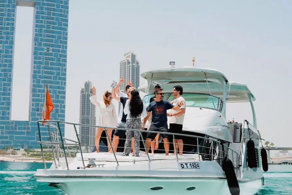 Croisière en yacht de 1 heure à la Marina de Dubaï - Vivez la croisière à la Marina de Dubaï et profitez d'une balade relaxante à travers l'un des fronts de mer les plus beaux de la ville. Naviguez devant la skyline emblématique, l'île de Bluewaters et Ain Dubaï tout en bénéficiant d'un service de luxe et de vues paisibles. Parfaite pour le sightseeing, la détente ou pour capturer des photos inoubliables, cette croisière en yacht offre une façon unique d'explorer le Dubaï moderne depuis l'eau. Croisière en yacht de 1 heure à la Marina de Dubaï - Image 1 sur 5