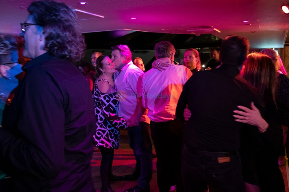 Luxury Dinner Cruise on the River Thames – Unforgettable London Night Out - JTR Holidays - Image 6 of 10