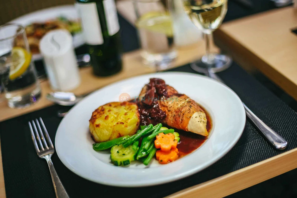 Luxury Dinner Cruise on the River Thames – Unforgettable London Night Out - JTR Holidays - Image 9 of 10