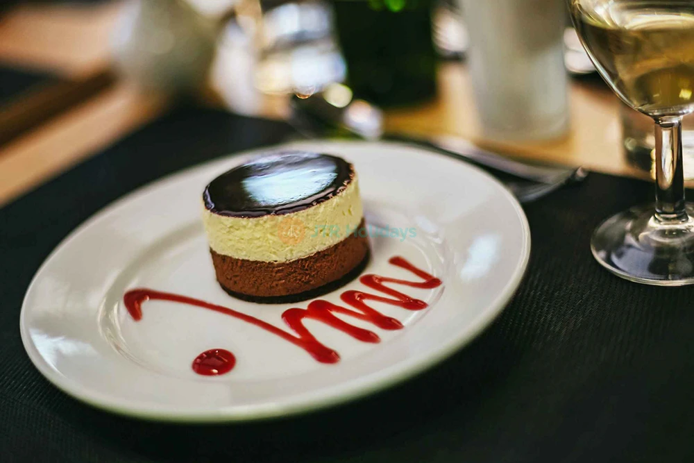 Luxury Dinner Cruise on the River Thames – Unforgettable London Night Out - JTR Holidays