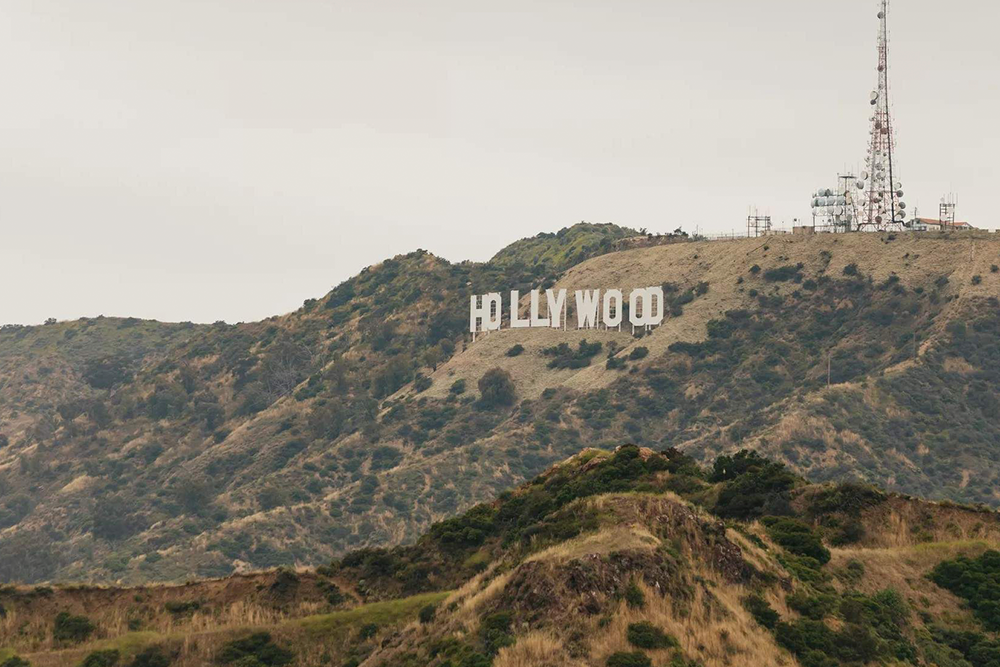 Los Angeles Halbtagestour - Entdecken Sie das Beste von Los Angeles in nur wenigen Stunden mit unserer fachkundig geführten Halbtagestour. Perfekt für Reisende mit engem Zeitplan führt Sie diese Tour zu den ikonischsten Sehenswürdigkeiten der Stadt, darunter der Hollywood Walk of Fame, Beverly Hills, Rodeo Drive und der Sunset Strip. Erfassen Sie atemberaubende Ausblicke auf das Hollywood Sign und entdecken Sie Prominentenhäuser und legendäre Wahrzeichen entlang des Weges. Erfahren Sie faszinierende Geschichten und lokale Einblicke von Ihrem sachkundigen Guide, während Sie durch die berühmtesten Viertel von LA fahren. Mit komfortablem Transport und gut geplanten Stopps erleben Sie den Glamour und die Kultur der Stadt der Engel, ohne sich gehetzt zu fühlen. Diese Tour bietet die perfekte Balance zwischen Sightseeing und Bequemlichkeit. Verpassen Sie nicht Ihre Chance, Los Angeles stilvoll und komfortabel zu sehen. Buchen Sie noch heute Ihr Halbtagserlebnis. Los Angeles Halbtagestour - Bild 3 von 5