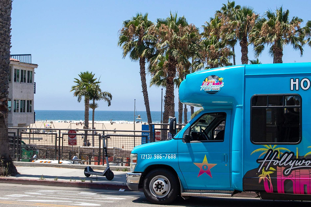 Los Angeles Halbtagestour - Entdecken Sie das Beste von Los Angeles in nur wenigen Stunden mit unserer fachkundig geführten Halbtagestour. Perfekt für Reisende mit engem Zeitplan führt Sie diese Tour zu den ikonischsten Sehenswürdigkeiten der Stadt, darunter der Hollywood Walk of Fame, Beverly Hills, Rodeo Drive und der Sunset Strip. Erfassen Sie atemberaubende Ausblicke auf das Hollywood Sign und entdecken Sie Prominentenhäuser und legendäre Wahrzeichen entlang des Weges. Erfahren Sie faszinierende Geschichten und lokale Einblicke von Ihrem sachkundigen Guide, während Sie durch die berühmtesten Viertel von LA fahren. Mit komfortablem Transport und gut geplanten Stopps erleben Sie den Glamour und die Kultur der Stadt der Engel, ohne sich gehetzt zu fühlen. Diese Tour bietet die perfekte Balance zwischen Sightseeing und Bequemlichkeit. Verpassen Sie nicht Ihre Chance, Los Angeles stilvoll und komfortabel zu sehen. Buchen Sie noch heute Ihr Halbtagserlebnis. Los Angeles Halbtagestour - Bild 4 von 5