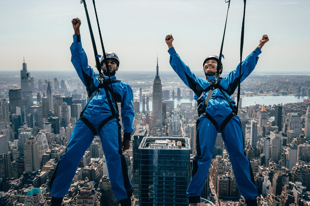 Билет на City Climb в Edge Нью-Йорк - Билет на City Climb в Edge Нью-Йорк предлагает незабываемое приключение, позволяя вам подняться на самое высокое открытое здание в мире. Испытайте острые ощущения от восхождения на 365-метровый небоскреб с потрясающими панорамными 360-градусными видами на Нью-Йорк. Наденьте альпинистский костюм, наклонитесь с самой высокой открытой платформы города и полюбуйтесь сюрреалистическими видами на такие знаковые достопримечательности, как Эмпайр-стейт-билдинг и Центральный парк. Это смелое приключение идеально подходит для искателей острых ощущений, желающих увидеть город с совершенно новой перспективы. Билет на City Climb в Edge Нью-Йорк - Изображение 1 из 5