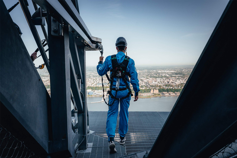 Билет на City Climb в Edge Нью-Йорк - Билет на City Climb в Edge Нью-Йорк предлагает незабываемое приключение, позволяя вам подняться на самое высокое открытое здание в мире. Испытайте острые ощущения от восхождения на 365-метровый небоскреб с потрясающими панорамными 360-градусными видами на Нью-Йорк. Наденьте альпинистский костюм, наклонитесь с самой высокой открытой платформы города и полюбуйтесь сюрреалистическими видами на такие знаковые достопримечательности, как Эмпайр-стейт-билдинг и Центральный парк. Это смелое приключение идеально подходит для искателей острых ощущений, желающих увидеть город с совершенно новой перспективы. Билет на City Climb в Edge Нью-Йорк - Изображение 5 из 5