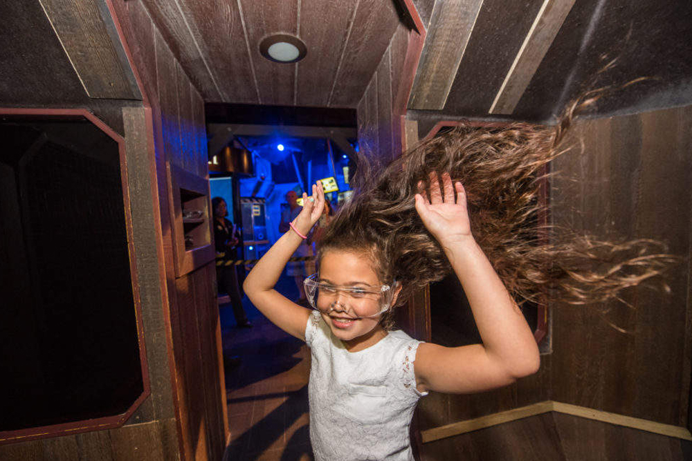 WonderWorks-Ticket in Orlando - Erleben Sie die Aufregung bei WonderWorks Orlando, einer der besten Attraktionen in Orlando, mit Ihrem WonderWorks-Ticket. Tauchen Sie ein in über 100 interaktive Ausstellungen, die für Besucher jeden Alters konzipiert sind und Spaß und Bildung bieten. Erkunden Sie die auf den Kopf gestellte Welt, stellen Sie sich der Herausforderung des Indoor-Hochseilgartens oder genießen Sie ein aufregendes 4D-Kinoerlebnis. Ob Sie Ihre Fähigkeiten in der WonderWorks Challenge Zone testen oder die Laser-Tag-Arena genießen, diese Attraktion in Orlando verspricht stundenlange Unterhaltung. Buchen Sie noch heute Ihr WonderWorks-Ticket in Orlando und begeben Sie sich auf ein unvergessliches Abenteuer für die ganze Familie. WonderWorks-Ticket in Orlando - Bild 2 von 5