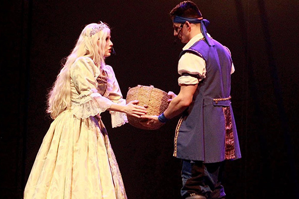 Billet pour le spectacle Dîner Aventure des Pirates à Orlando - Vivez le spectaculaire Dîner Aventure des Pirates à Orlando ! Profitez d'un dîner-théâtre riche en action avec des performances en direct, des pirates et des cascades palpitantes. Réservez vos billets maintenant pour une aventure inoubliable. Billet pour le spectacle Dîner Aventure des Pirates à Orlando - Image 4 sur 5