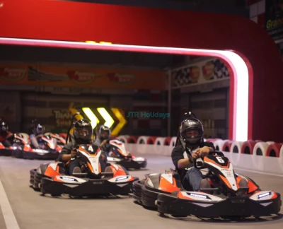 Billet Trans Studio Bali - Découvrez le parc d'attractions couvert Trans Studio Bali à Kuta. Réservez des billets coupe-file pour un divertissement non stop sur des attractions de classe mondiale, des montagnes russes sur le toit et des expériences de parapente virtuel. Profitez d'attractions adaptées aux familles, de spectacles en direct et d'un accès pratique aux restaurants et aux boutiques du Trans Studio Bali Mall. Réservez dès aujourd'hui votre aventure au Trans Studio Bali. Billet Trans Studio Bali - Image 2 sur 5