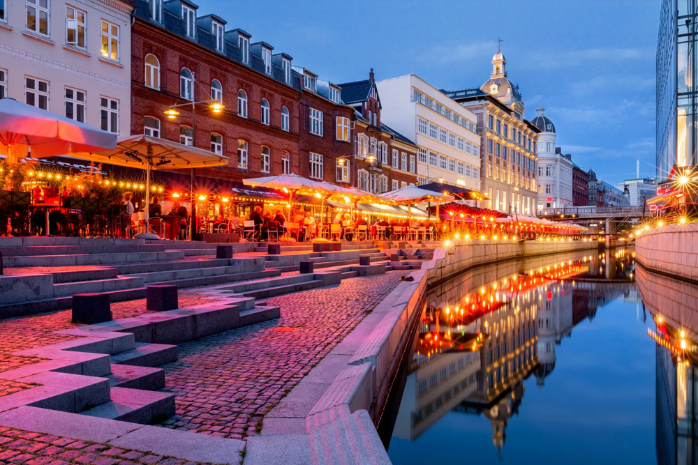 Tour da Copenhagen a Helsinki | Viaggio Scandinavo di 9 Notti e 10 Giorni - JTR Holidays - Scopri il meglio della Scandinavia con il nostro tour da Copenhagen a Helsinki, 9 notti e 10 giorni. Esplora città vibranti, siti storici e paesaggi mozzafiato mentre ti godi tour guidati e soggiorni confortevoli. Perfetto per chi cerca un'esperienza scandinava memorabile. Tour da Copenhagen a Helsinki | Viaggio Scandinavo di 9 Notti e 10 Giorni - JTR Holidays - Immagine 3 di 5