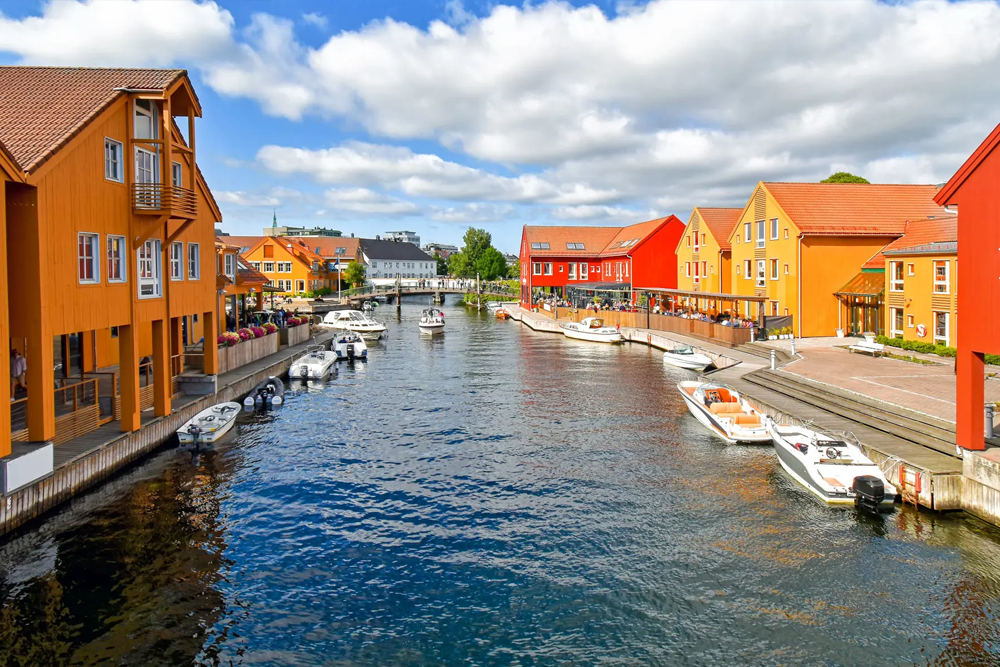Tour da Copenhagen a Helsinki | Viaggio Scandinavo di 9 Notti e 10 Giorni - JTR Holidays - Scopri il meglio della Scandinavia con il nostro tour da Copenhagen a Helsinki, 9 notti e 10 giorni. Esplora città vibranti, siti storici e paesaggi mozzafiato mentre ti godi tour guidati e soggiorni confortevoli. Perfetto per chi cerca un'esperienza scandinava memorabile. Tour da Copenhagen a Helsinki | Viaggio Scandinavo di 9 Notti e 10 Giorni - JTR Holidays - Immagine 4 di 5