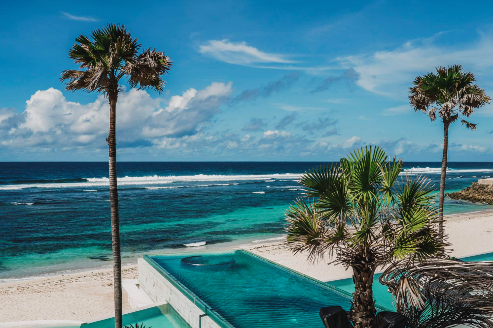 Pase Tropical Temptation TT Beach Club en Bali - Asegura tu Pase Tropical Temptation TT Beach Club en Bali para relajarte frente al mar, acceso a la piscina infinita y cócteles tropicales. Disfruta de sets en vivo de DJ, alquiler de cabañas y vistas impresionantes al océano en el club de playa imprescindible de Kuta, reserva ahora. Pase Tropical Temptation TT Beach Club en Bali - Imagen 1 de 5