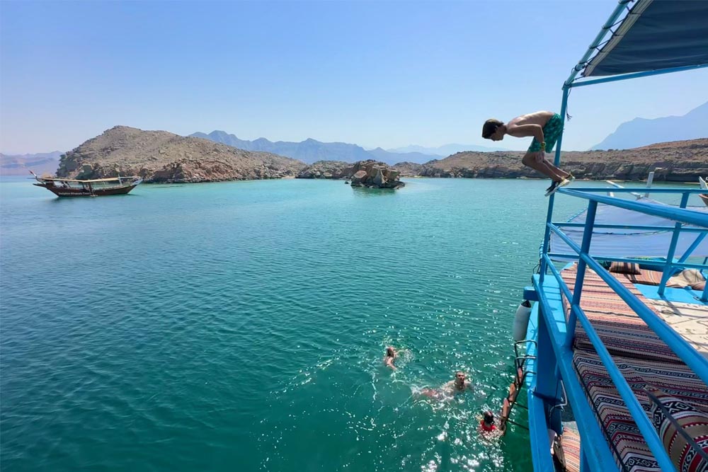 Séjour à Musandam – Croisière en Dhow & Nuitée sur Yacht - JTR Holidays - Vivez l’expérience ultime du séjour à Musandam avec une croisière en dhow d'une journée complète à travers les superbes fjords de Khor Sham, comprenant l’observation des dauphins, le snorkeling et un délicieux déjeuner à bord.
Après une journée d’aventure, détendez-vous avec une nuitée sur un luxueux Rubba Yacht—nagez, pêchez, savourez un dîner BBQ sous les étoiles et dormez confortablement sur le pont ou dans des cabines douillettes. Une escapade de 2 jours parfaite alliant beauté scénique, aventure et détente. Réservez maintenant pour une escapade inoubliable à Musandam ! Séjour à Musandam – Croisière en Dhow & Nuitée sur Yacht - JTR Holidays - Image 1 sur 5